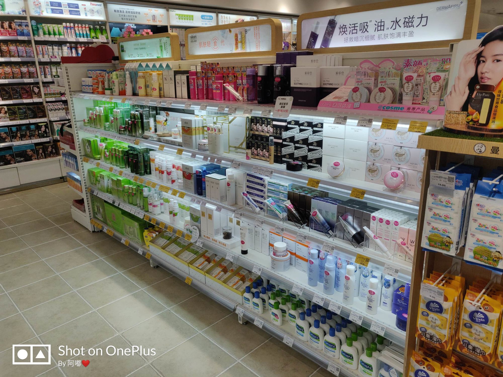 化妝品柜臺陳列設(shè)計藝術(shù) 提升零售體驗與銷量的小喬風(fēng)格技巧